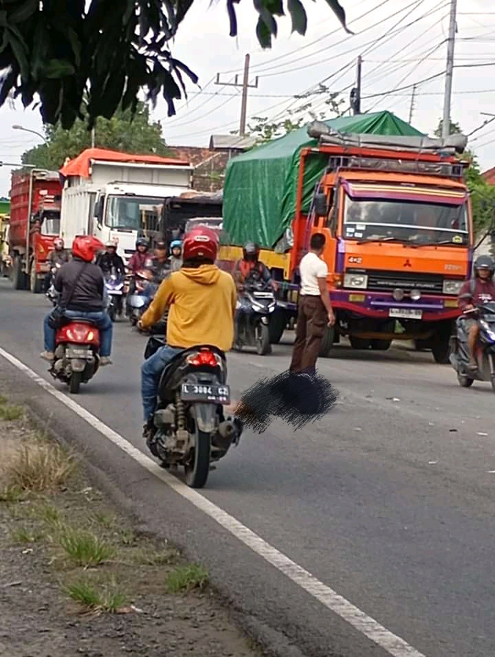 Kecelakaan  di Jalan Raya Wringinanom, Pengendara Motor Terlempar ke Tengah Jalan