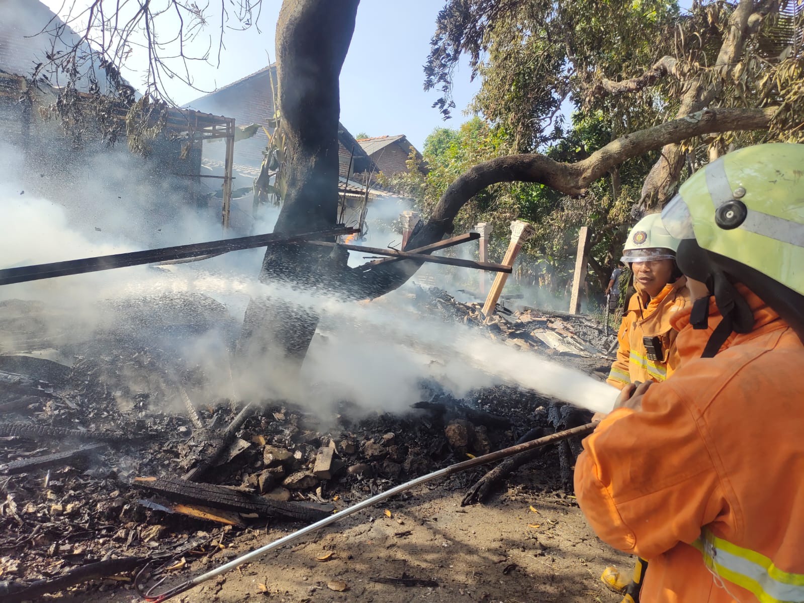 Bakar Bangkai Ayam, Gudang di Jetis Mojokerto Dilalap si Jago Merah