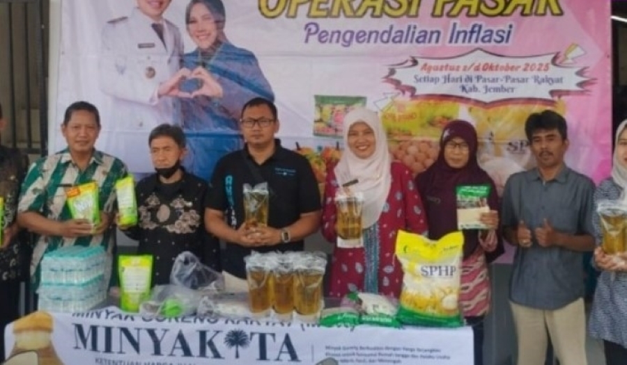 Operasi Pasar di Kreongan, Warga Antri Serbu Sembako