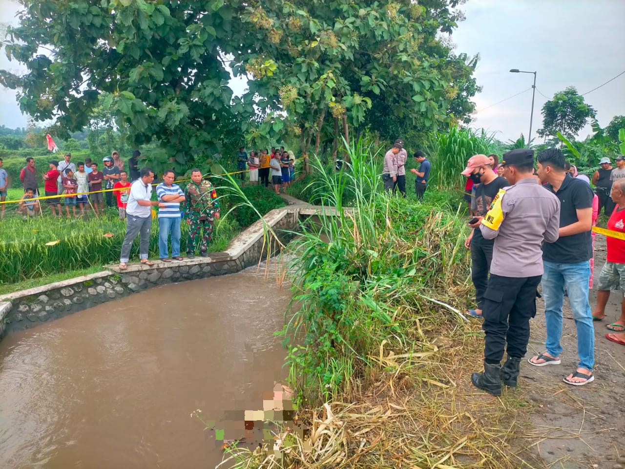 Pasutri Hanyut Terbawa Arus Sungai di Pacet, Satu Korban Ditemukan di Bangsal Mojokerto