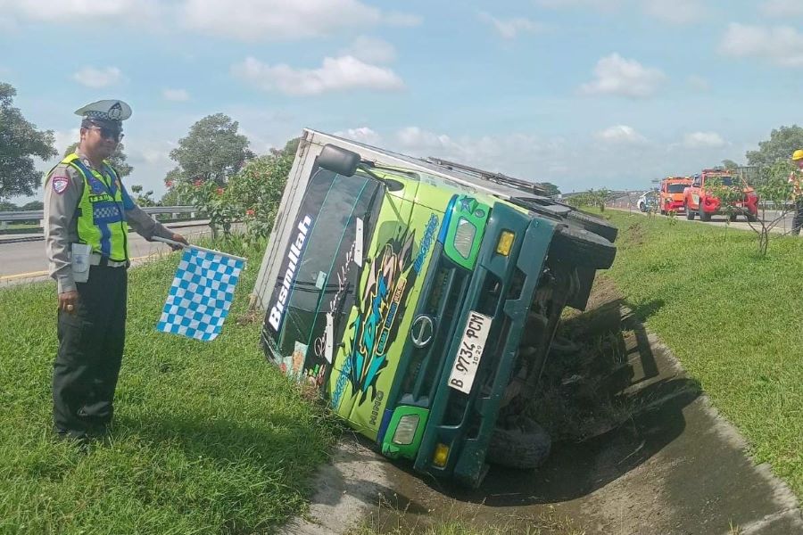 Diduga Pengemudi Mengantuk, Truk Boks Muatan Kompresor Terguling di Tol Jombang Mojokerto
