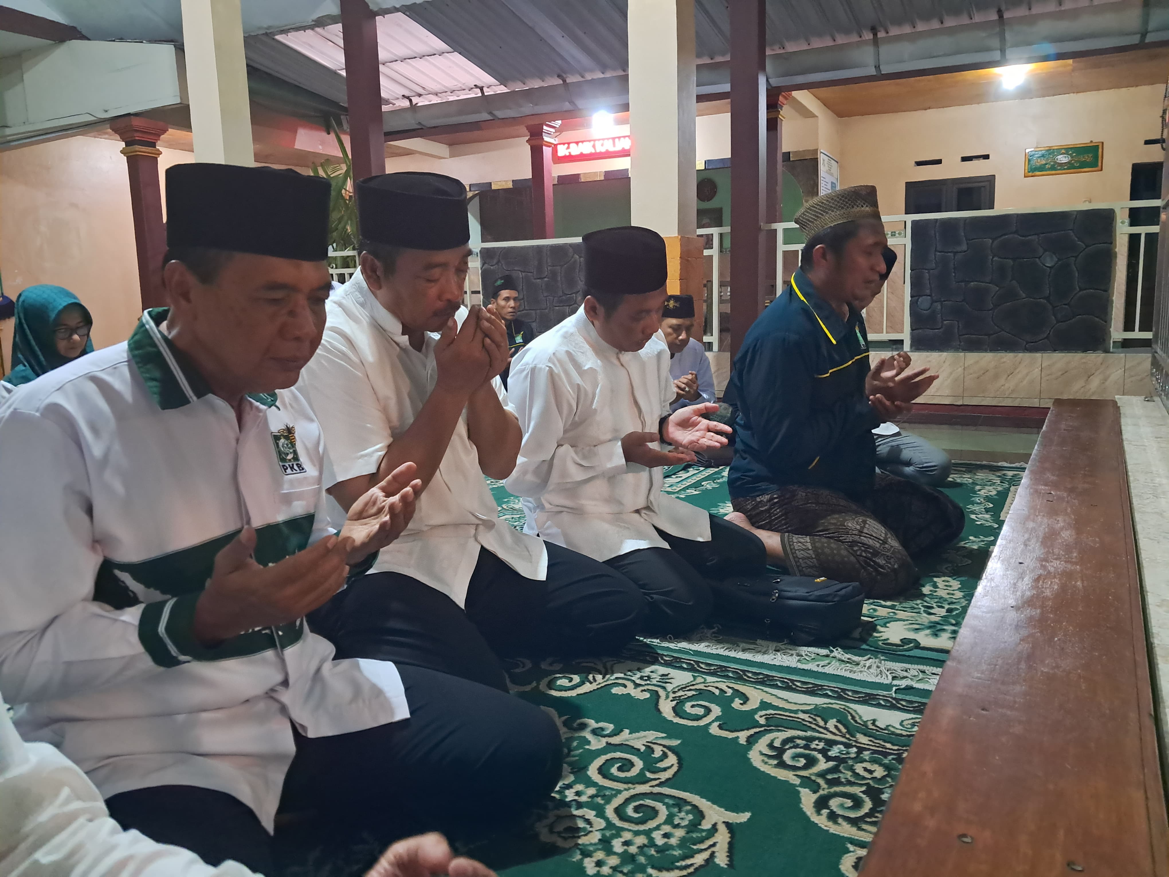 Juned dan Amin Ziarah ke Makam Abah Yat Sebelum Daftar ke KPU Kota Mojokerto