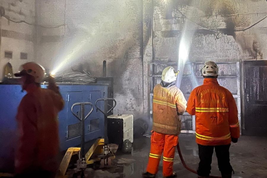 Genset Gudang di Sawo Mojokerto Terbakar, Dua Unit Damkar Dikerahkan