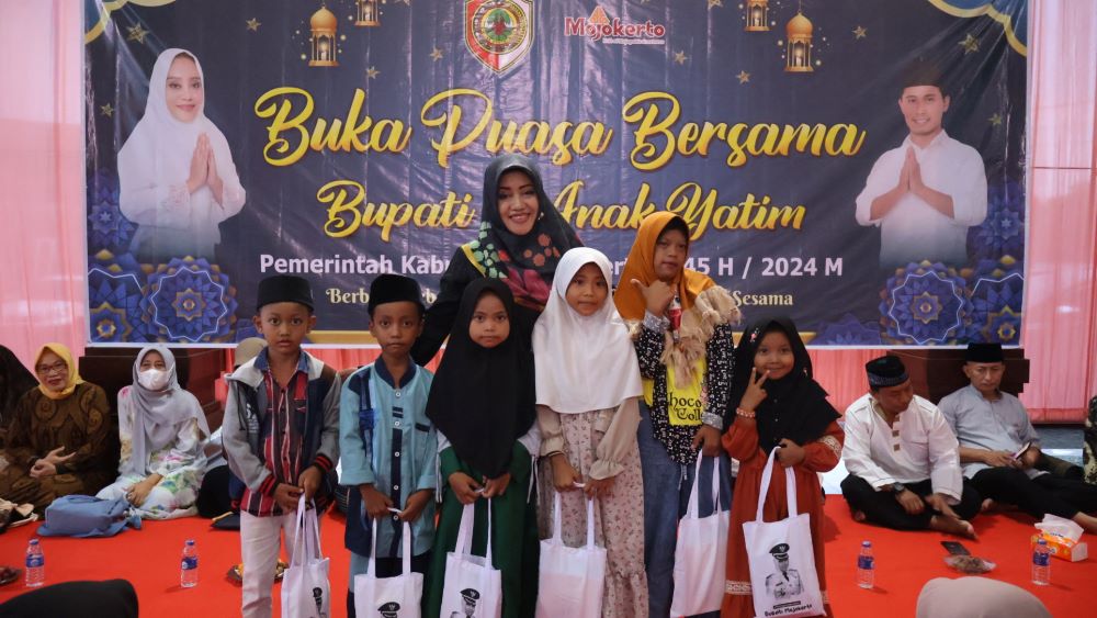 Bupati Ikfina Berbagi Berkah Ramadan dan Beri Santunan Anak Yatim di Trowulan 