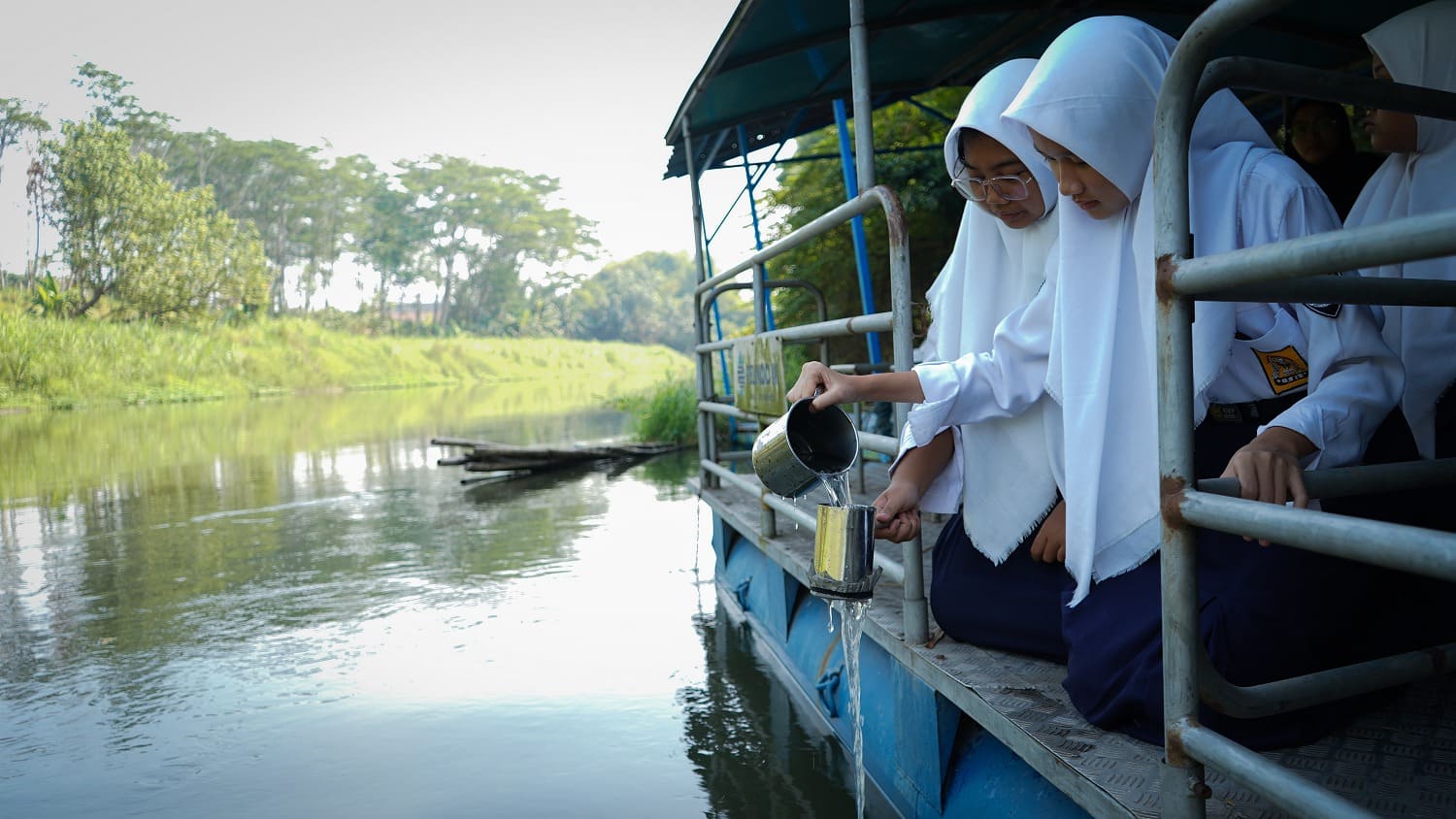 Jadi Detektif Sungai, Siswa SMPN 3 Kota Mojokerto Kaget Sungai Brantas Tercemar Mikroplastik