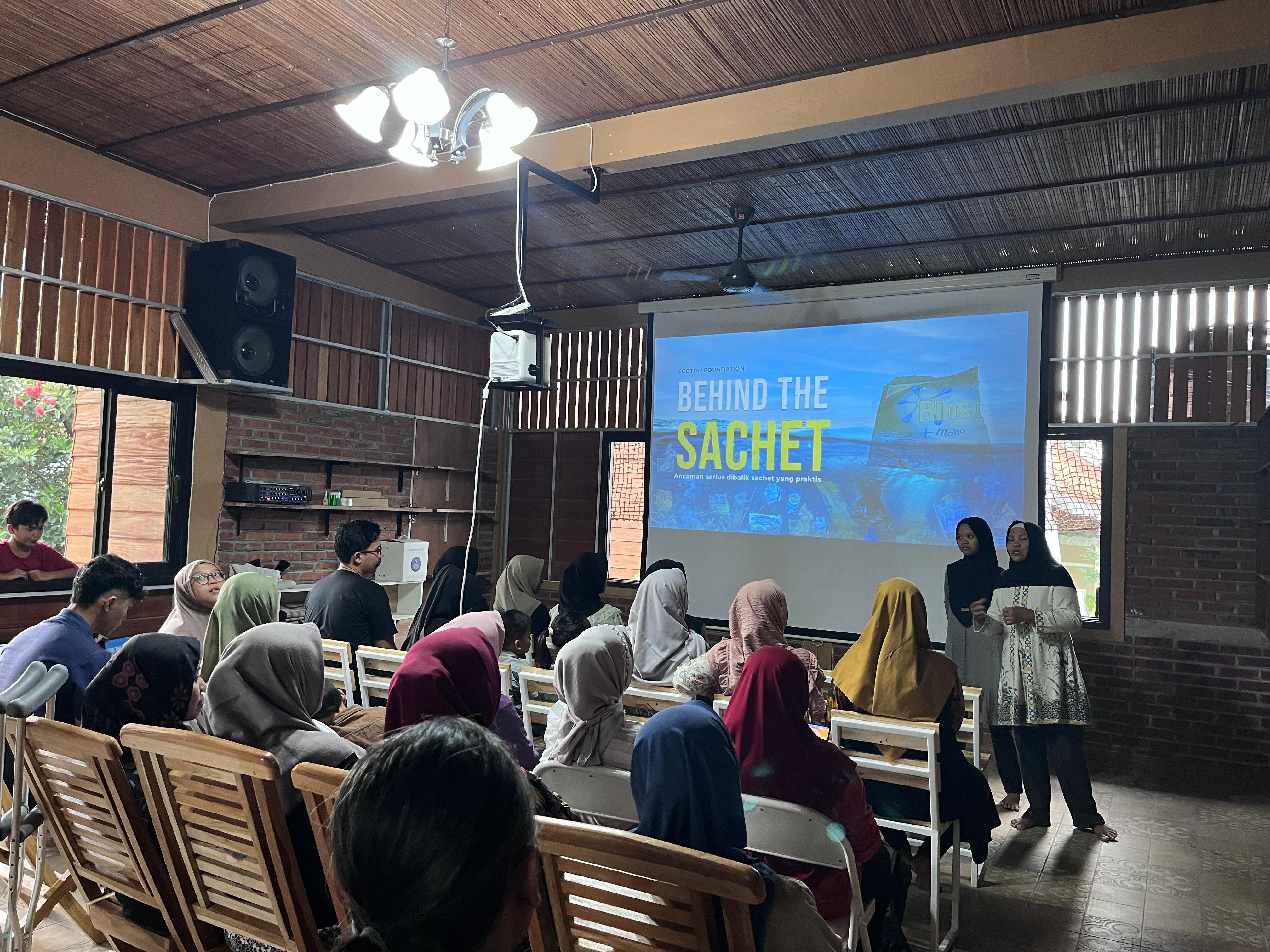 Ecoton Ajak Masyarakat Nonton Film Behind the Sachet, Film yang Mengungkap Ancaman Sampah bagi Lingkungan