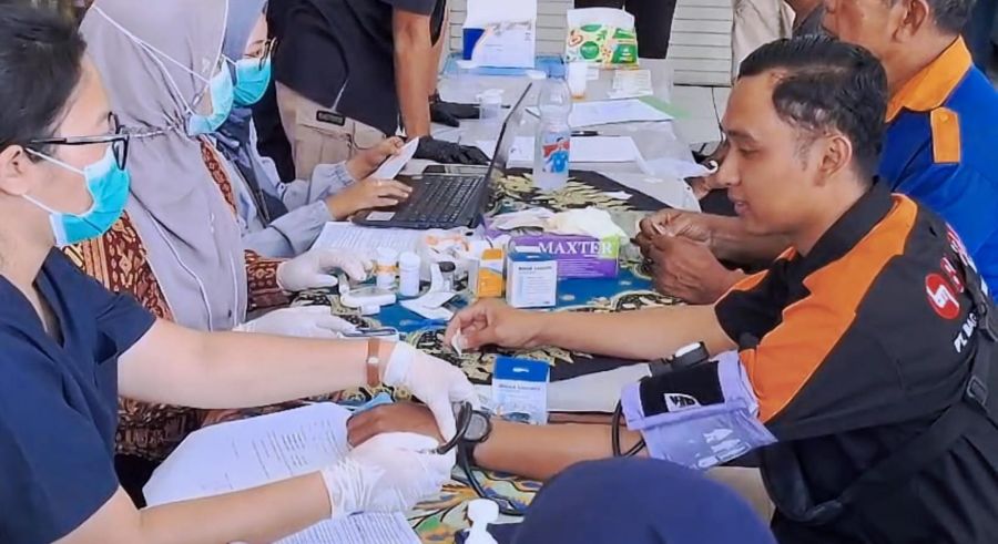 Jelang Nataru, Puluhan Sopir Bus Jalani Tes Urine di Terminal Kertajaya Mojokerto