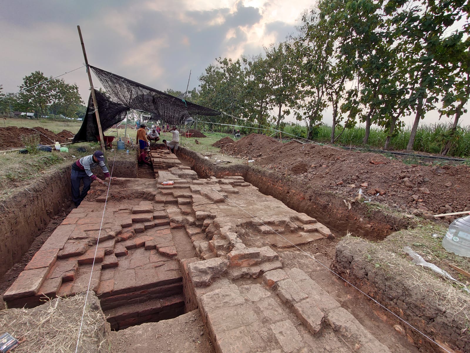 Arkeolog Temukan Struktur Pagar Diduga Mengelilingi Candi Bhre Kahuripan 