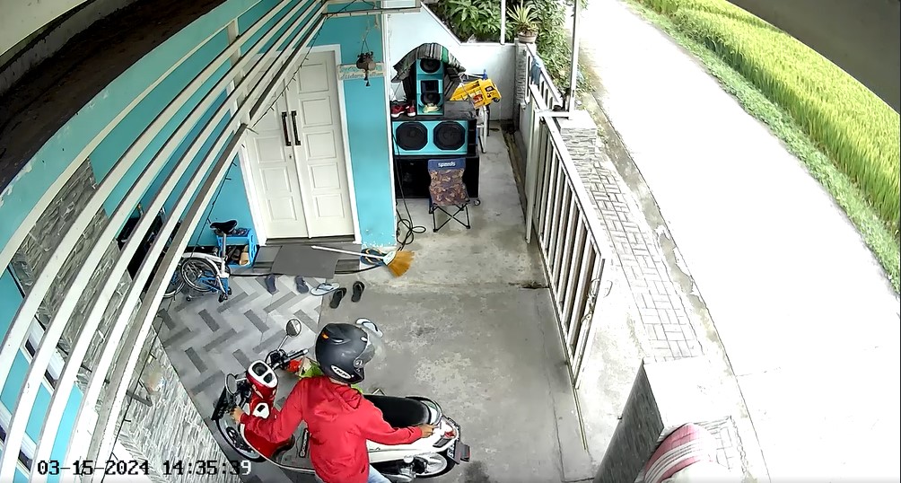 Dua Orang Pencuri Sepeda Motor Terekam CCTV Saat Beraksi di Kutorejo Mojokerto