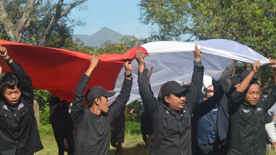 Rayakan Kemerdekaan Indonesia, Pecinta Alam di Mojokerto Bentangkan Bendera 100 Meter di Bukit Krapyak