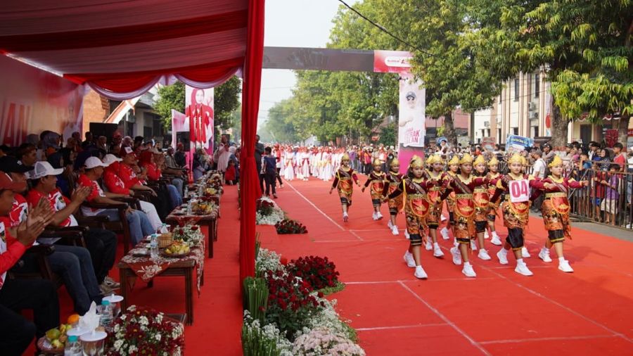 2.669 , Peserta dengan Berbagai Kostum Ikuti Lomba Gerak Jalan Pemkot Mojokerto