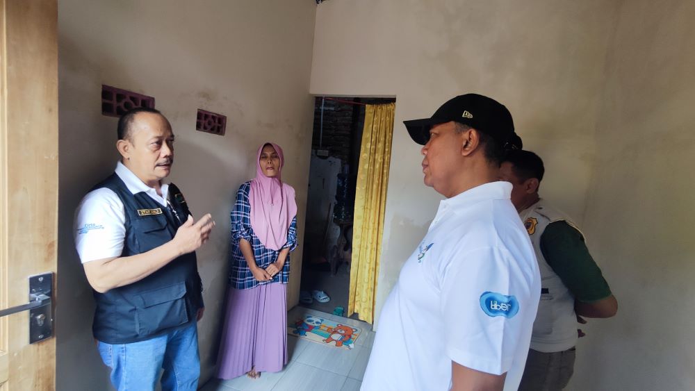 Pj Bupati Jombang Sugiat Salurkan Bantuan Program Bedah Rumah 