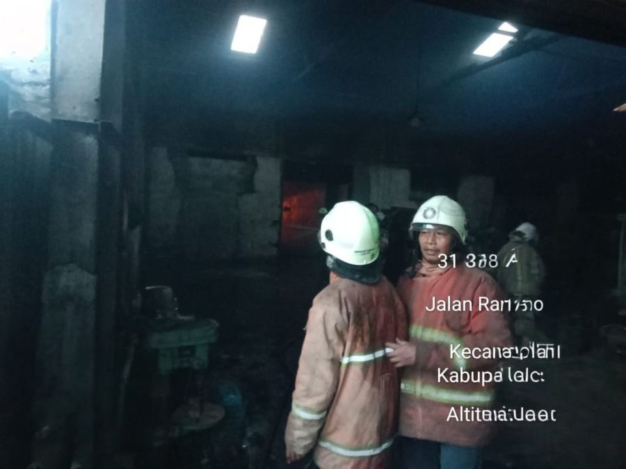 Gudang Produksi Arang Briket di Dlanggu Mojokerto Terbakar, 2 PMK Diterjunkan