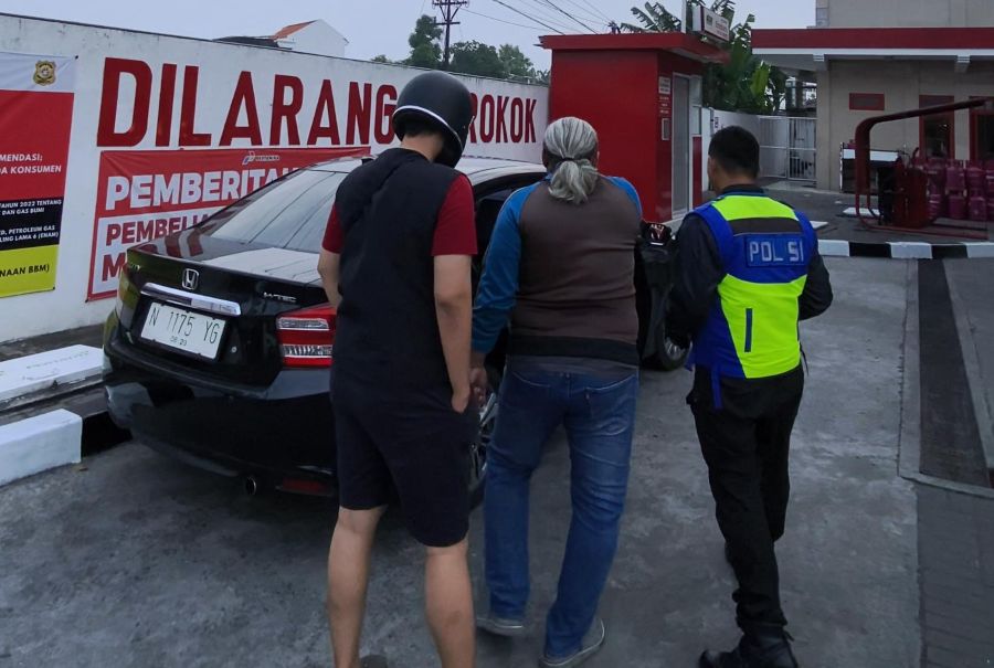 Sopir Pingsan di SPBU Mojokerto, Ditemukan Sejumlah Galon Pertalite Ilegal di Mobilnya, Ternyata Timbun BBM