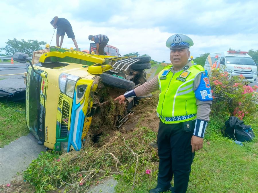 Alami Pecah Ban, Truk Bermuatan Buah Naga Terguling di Tol Jombang-Mojokerto