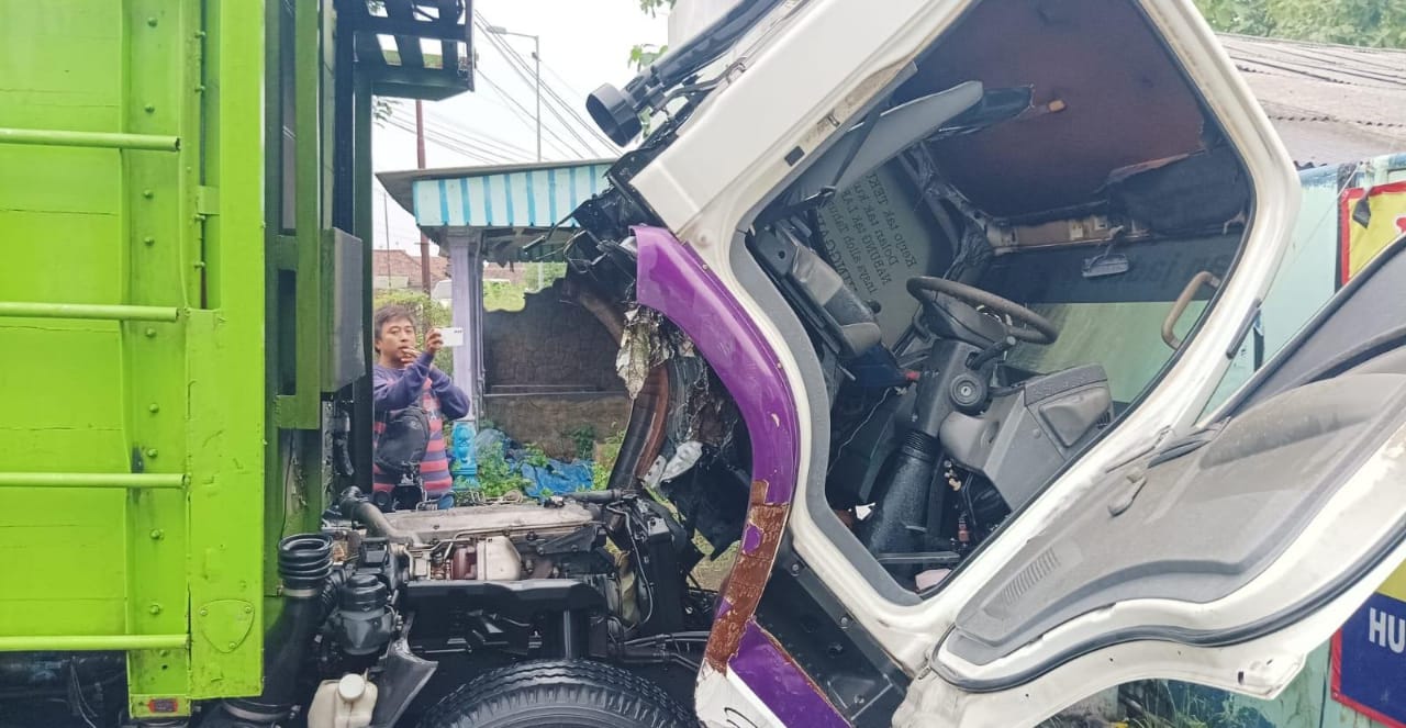 Diduga Korsleting Listrik, Truk Terbakar di Pungging Mojokerto