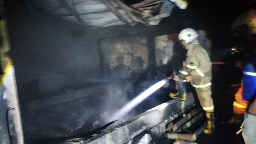 Gudang Produksi Daur Ulang Oli Bekas di Mojokerto Terbakar, Empat PMK Diterjunkan