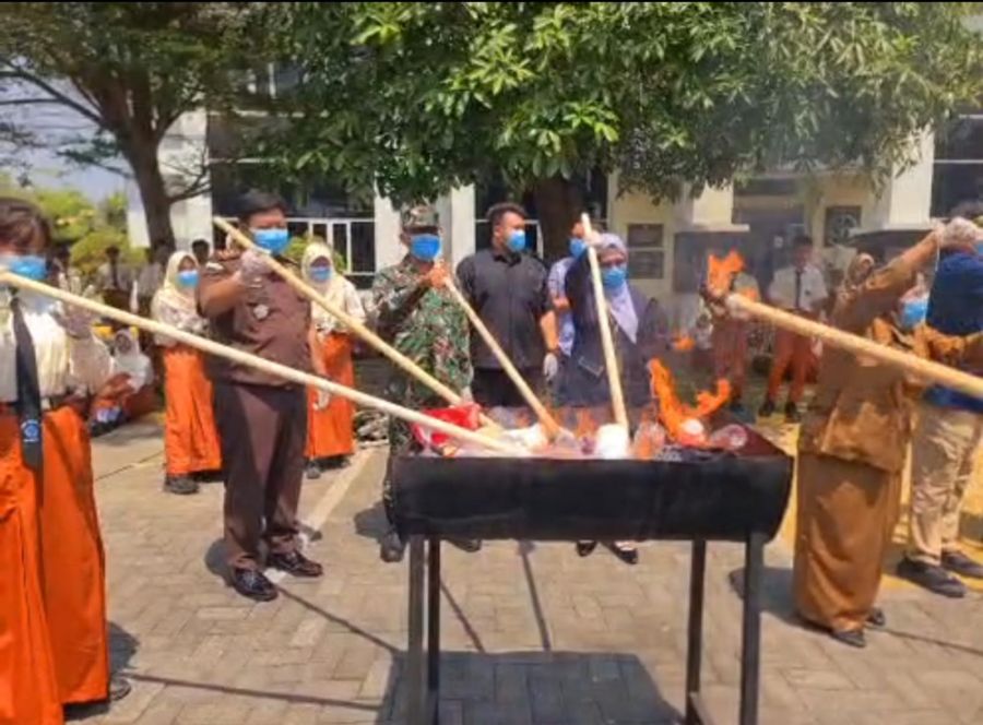 Kejari Kota Mojokerto Musnahkan Barang Bukti 82 Perkara