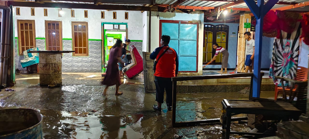 Saluran Gorong - gorong Tersumbat Sampah, Rumah Warga di Bangsal Mojokerto Terendam Air