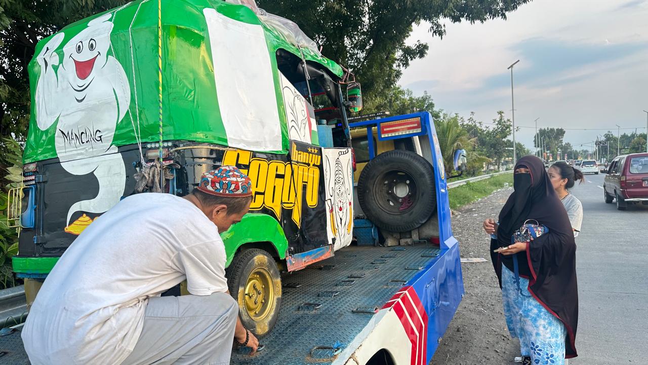 Bajaj Pemudik yang Mogok di Mojokerto Akhirnya Dibantu Pulang Sampai Jakarta, Diangkut Mobil Towing Polisi
