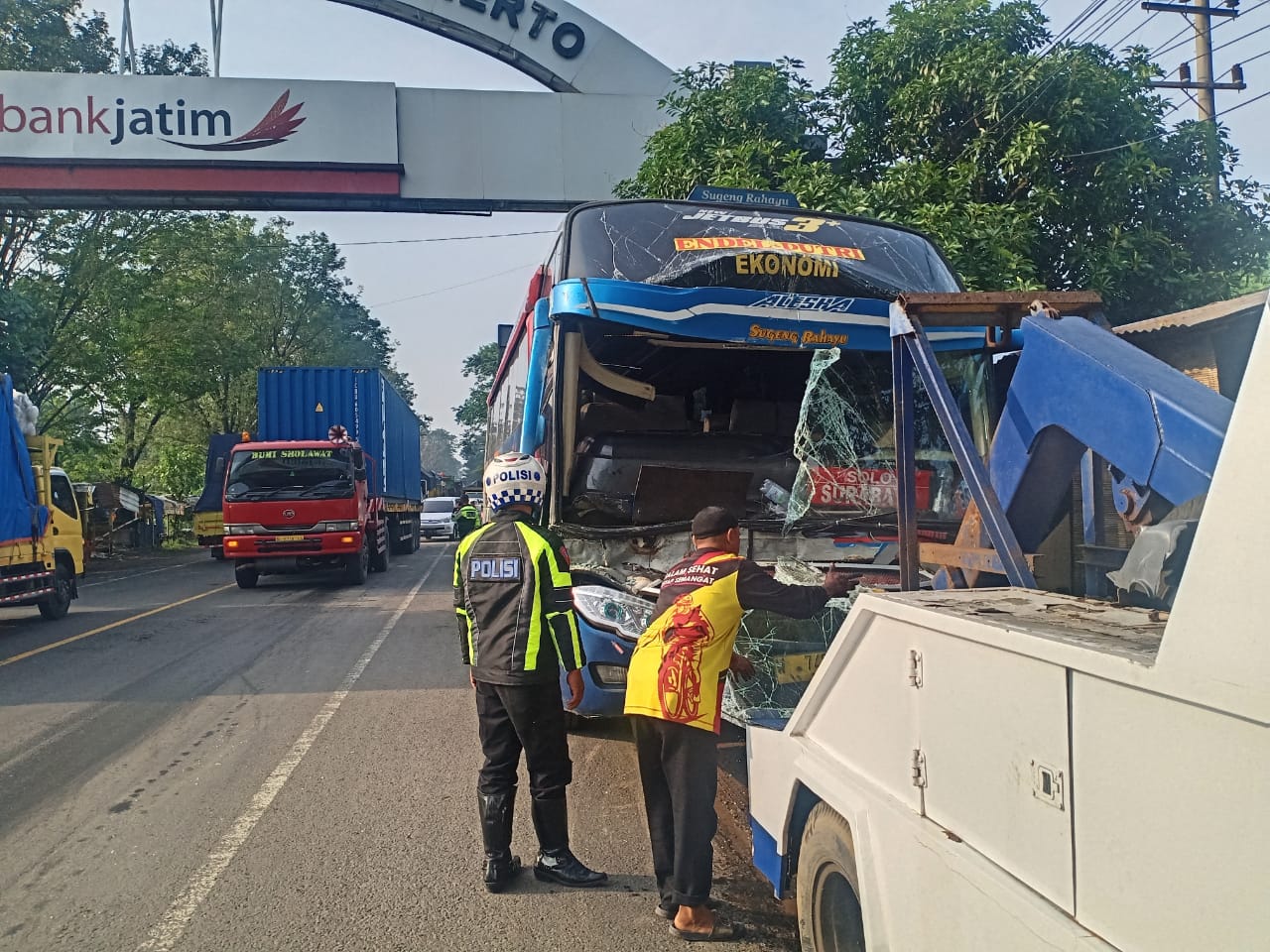 Bus Sugeng Rahayu Tabrak Truk Di Mojokerto, Sopir Bus Alami Luka