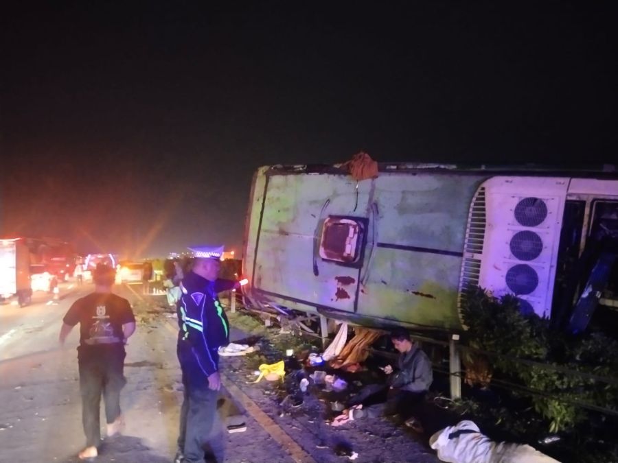 Bus Restu Terguling di Tol Jombang-Mojokerto, Satu Tewas dan 11 Luka - luka