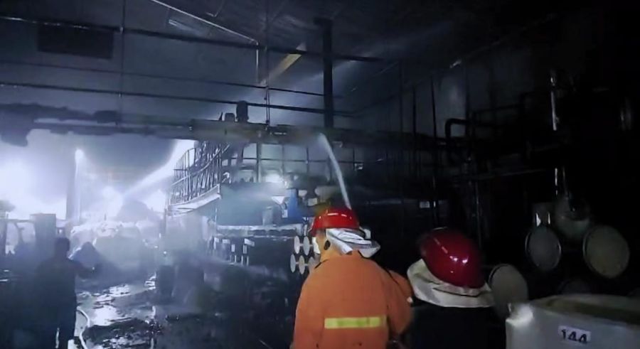 Mesin Produksi PT Inocycle Technology Group di Pungging Mojokerto Terbakar, Dua Unit PMK  Diterjunkan