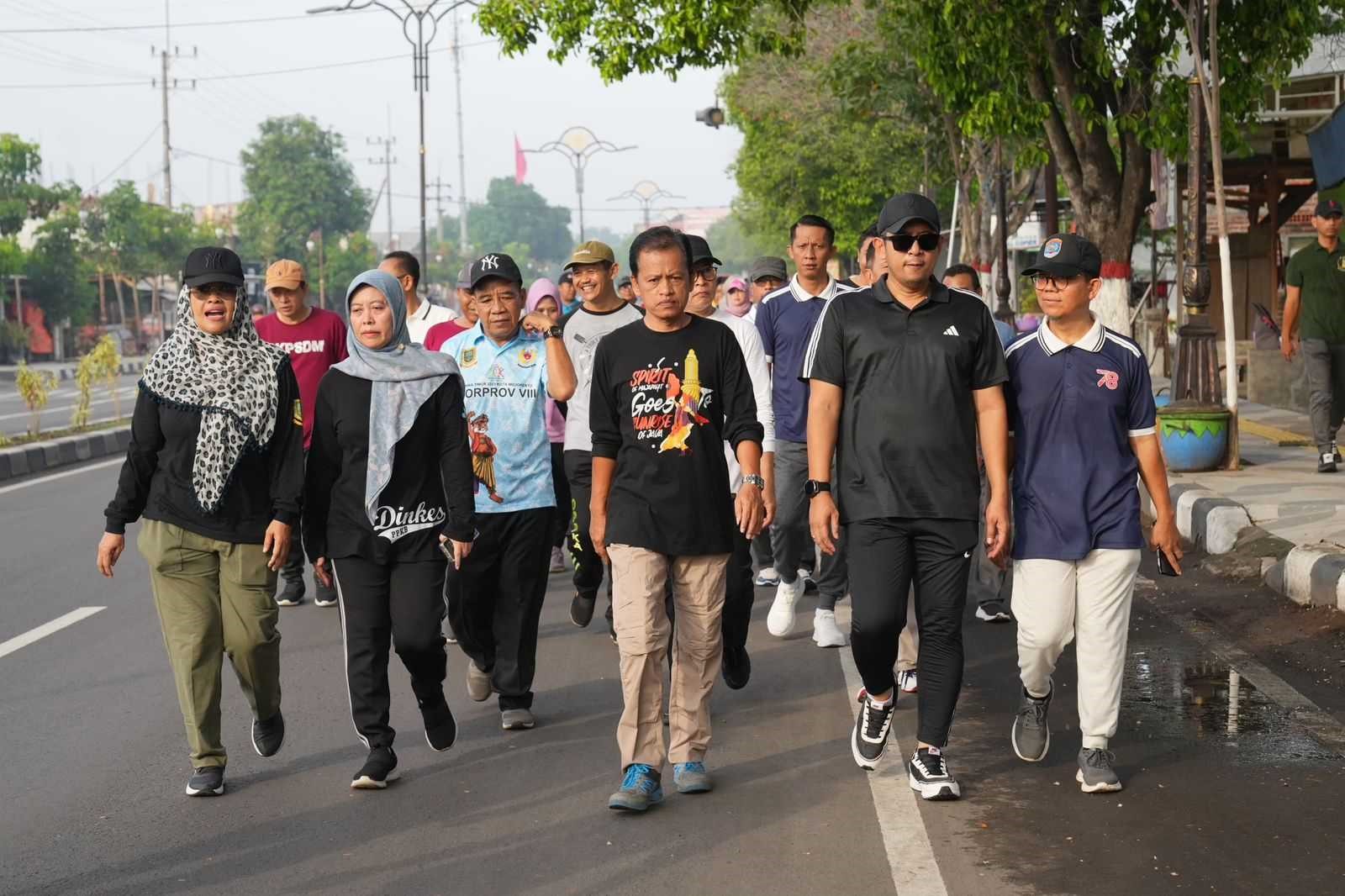 Jum’at Berkah Mas Pj Wali Kota:  Jalan Sehat,  Tanam Tabebuya, Bersihkan Masjid