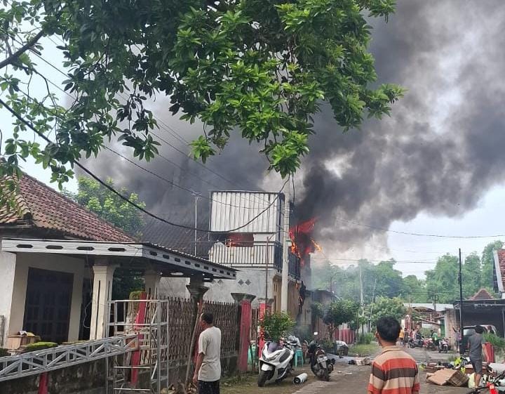 Home Industri Sepatu di Mojokerto Terbakar, Satu Karyawan Alami Luka Bakar
