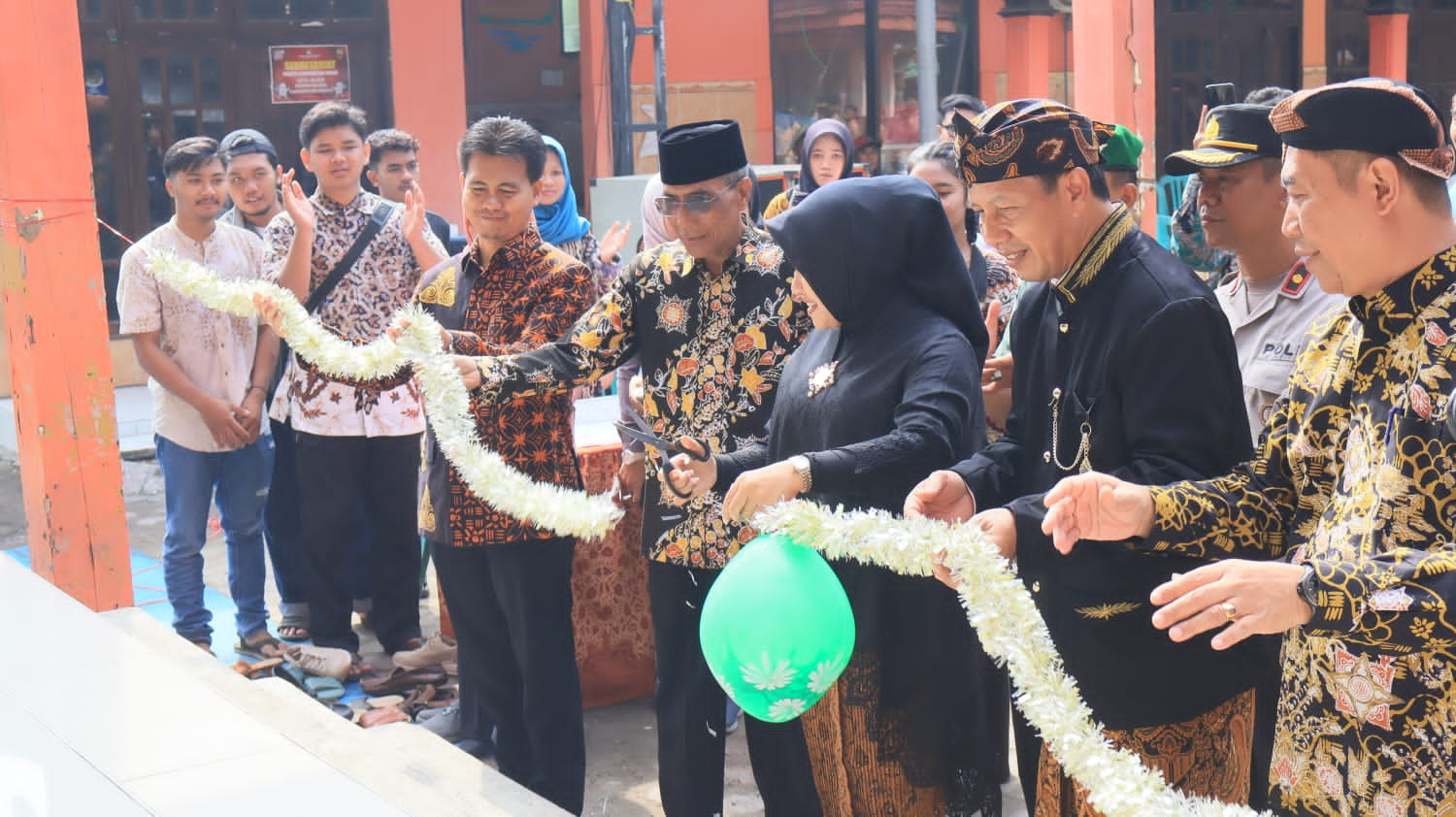 Bupati Ikfina Hadiri Ruwat Desa Sekaligus Resmikan Pendopo dan TPS 3R Desa Mlirip