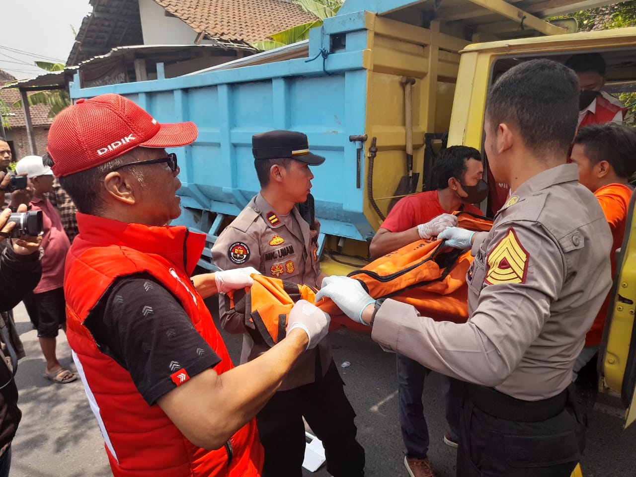 Sopir asal Kutorejo Mojokerto Meninggal di Ruang Kemudi Dump Truck