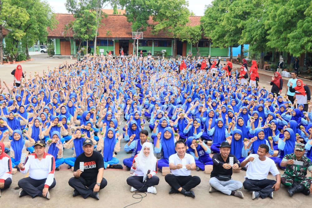 Bupati Ikfina Gelorakan 'Jumat CERIA' bersama Siswi SMP