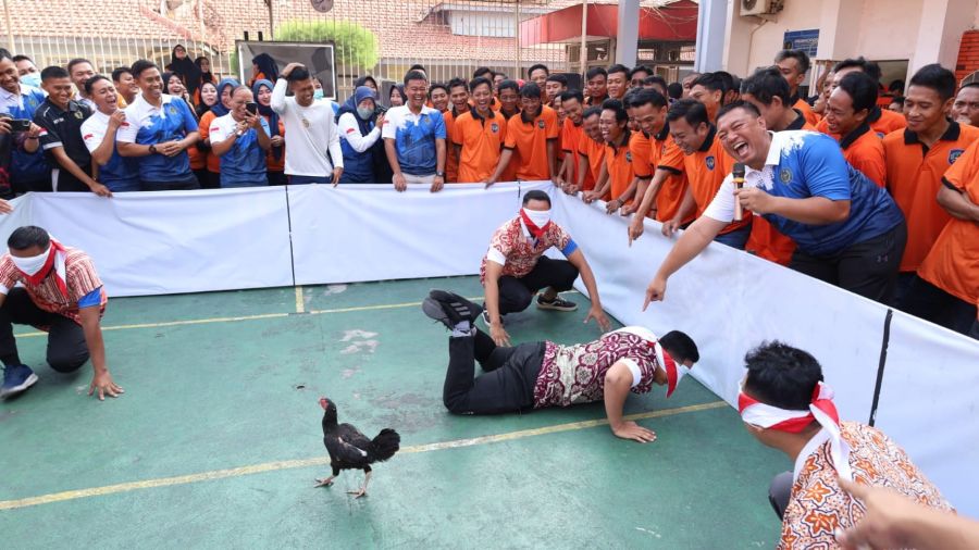 Meriahkan HUT ke - 80 RI, Lapas Mojokerto Gelar Lomba Tangkap Ayam 