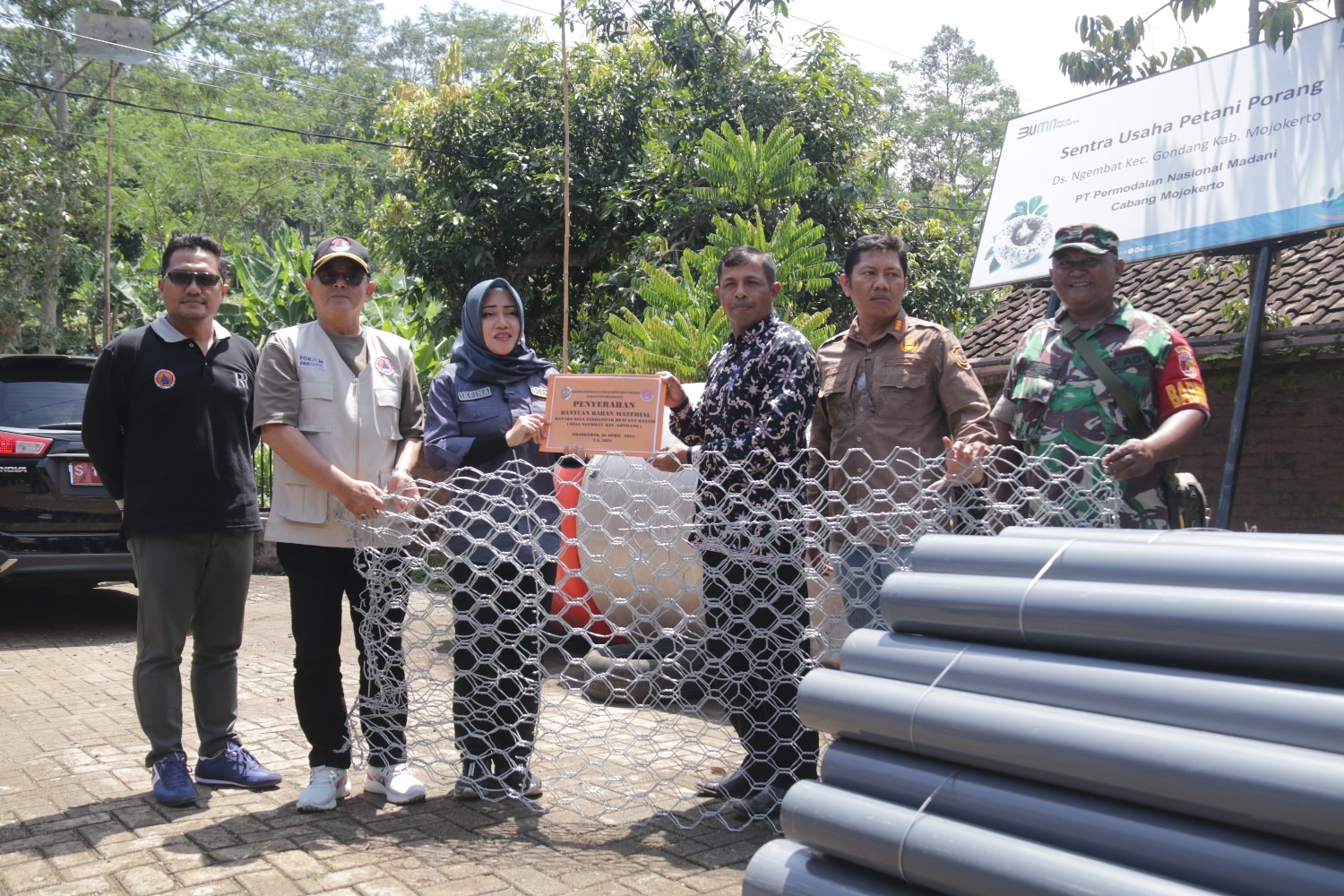 5 Desa di Mojokerto Digerojok Bantuan Material Perbaikan Tanggul Sungai