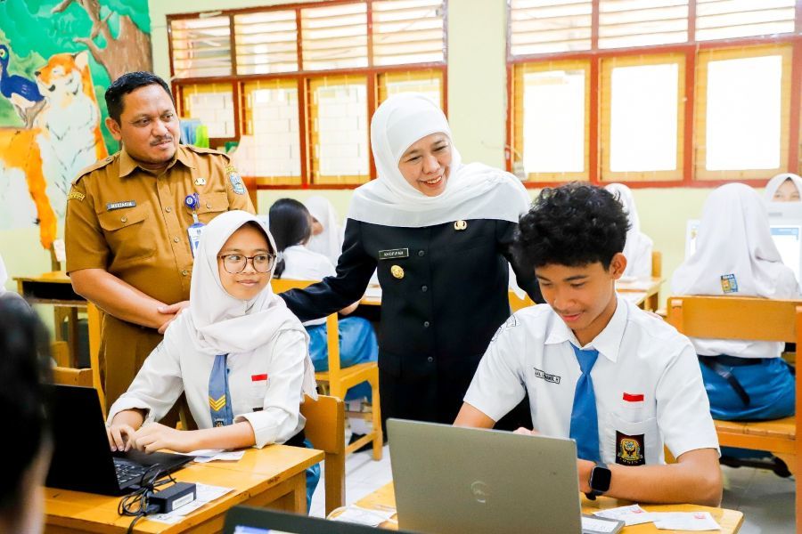 Hari Pertama Pelaksanaan TKA di Jatim, Gubernur Khofifah Tinjau  Salah Satu SMA di Surabaya