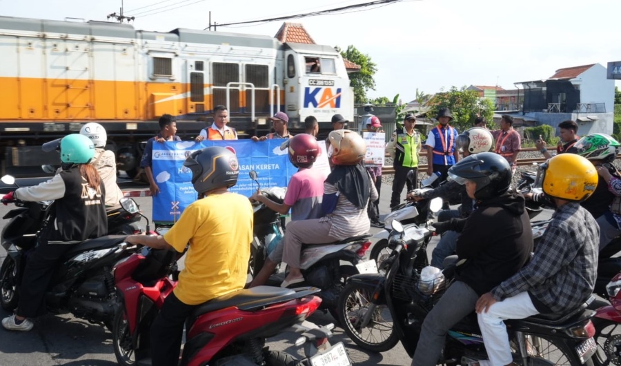 Gandeng Komunitas Railfans, KAI Beri Edukasi Keselamatan di Perlintasan Sebidang Mojokerto