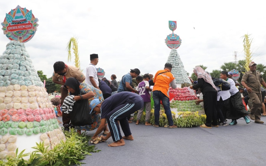 Grebeg Apem di Alun-Alun, Masyarakat Jombang Ramai-Ramai Berebut Gunungan Apem