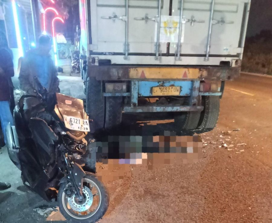 Pengendara Motor Tewas Tabrak Truk Parkir di Ngoro Mojokerto