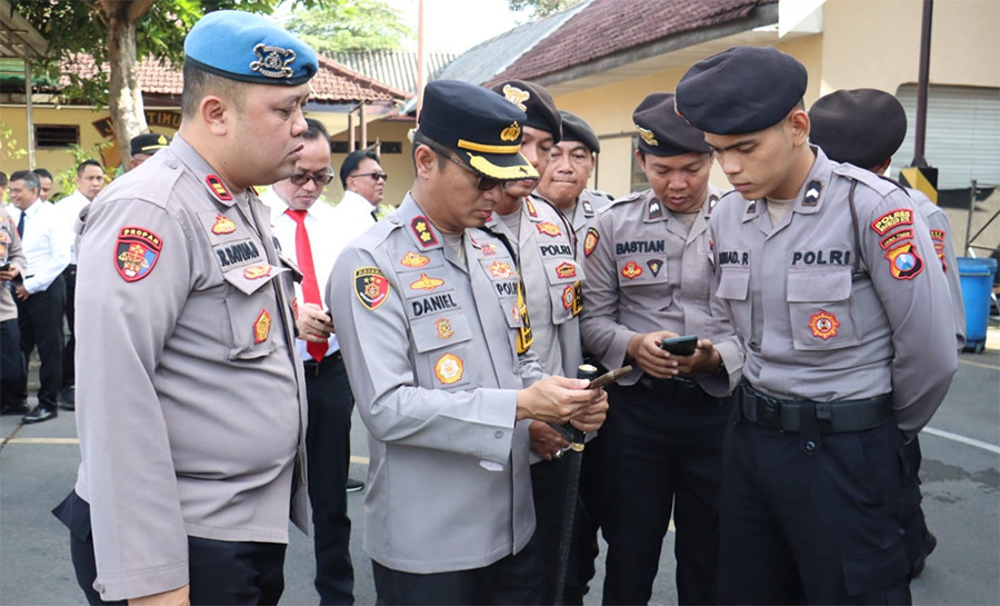 Kapolres Mojokerto Kota Sidak HP Personel, Cegah Judi Online