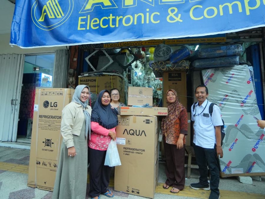 Kawal Graduasi Penerima Bansos, Ning Ita Dampingi UMKM Mojokerto Belanja Peralatan Usaha