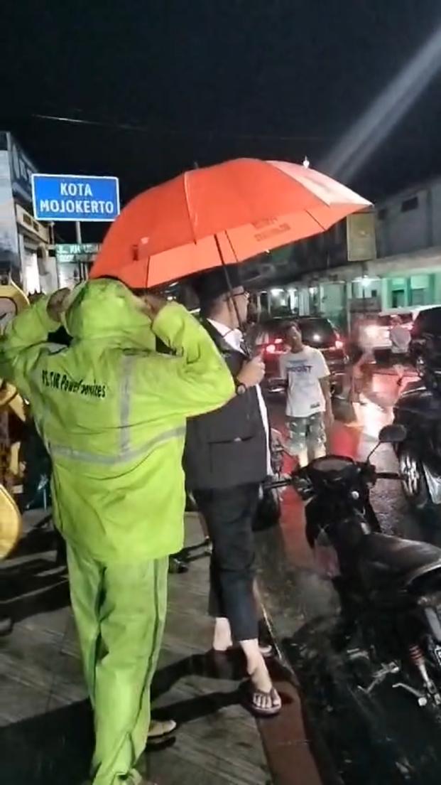 Tinjau Korban Banjir, Mas Pj Wali Kota Mojokerto Ali Kuncoro: Siapapun yang Butuh Pertolongan Harus Kita Bantu