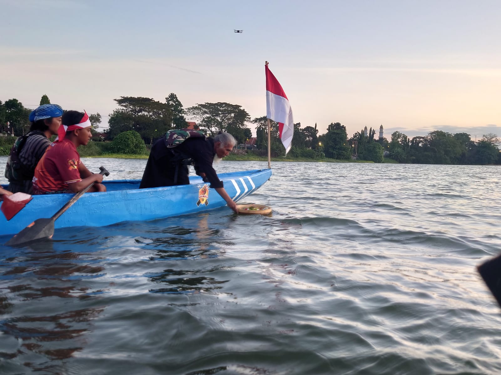 Peringati Satu Suro, Larung Saji di Sungai Brantas Mojokerto Diikuti Remaja dan Budayawan