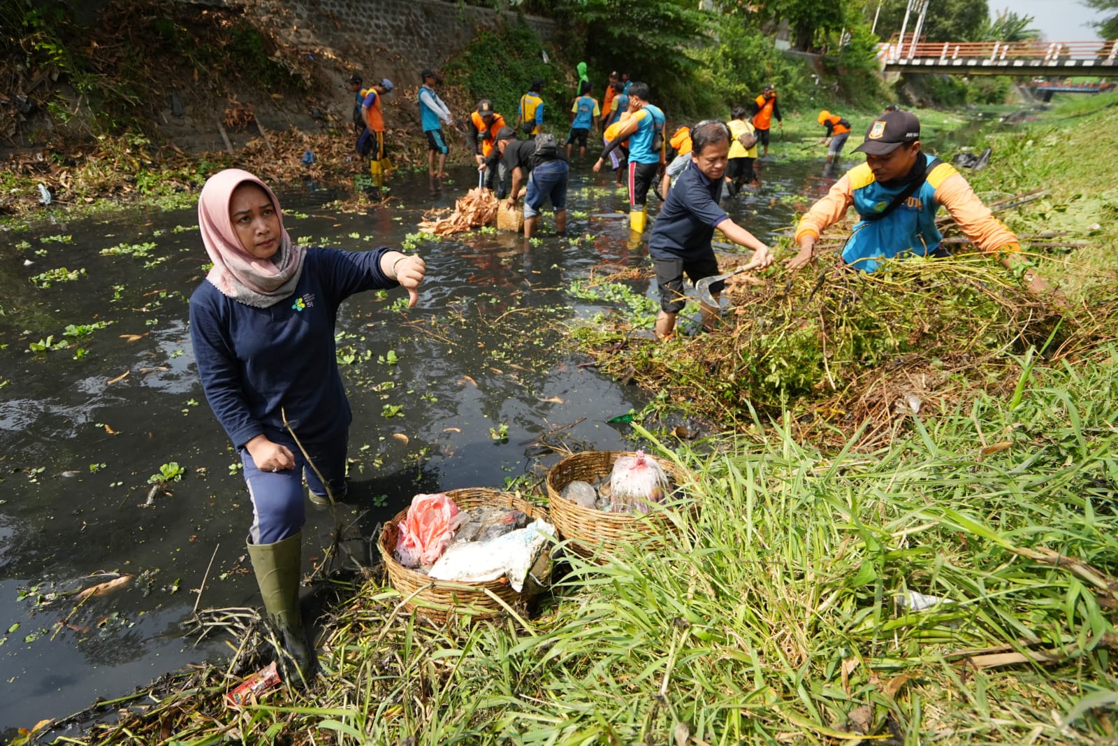 Ning Ita Tak Segan ‘Nyemplung Kali’ , Bersihkan Sungai dari Sampah