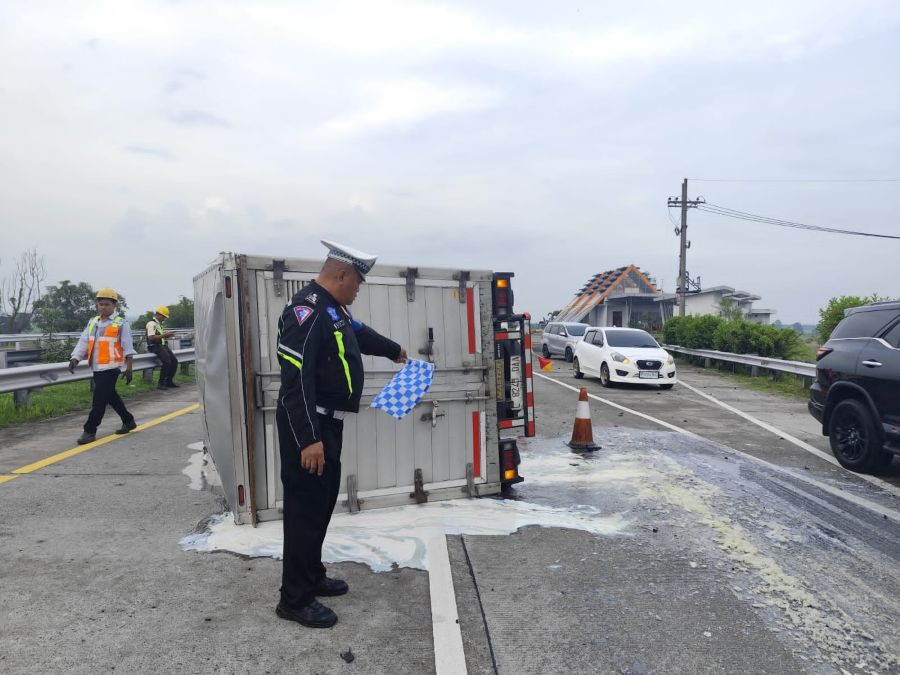 Pecah Ban Belakang, Truk Box Terguling di Tol Jombang - Mojokerto