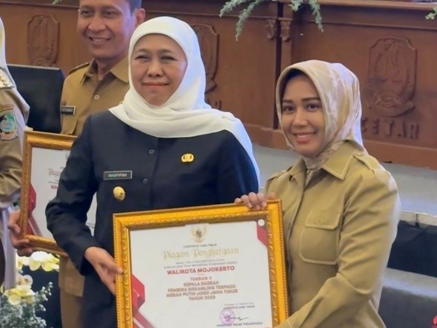 Wali Kota Mojokerto  Raih Penghargaan Pembina Siskamling Terbaik V Jatim 2025