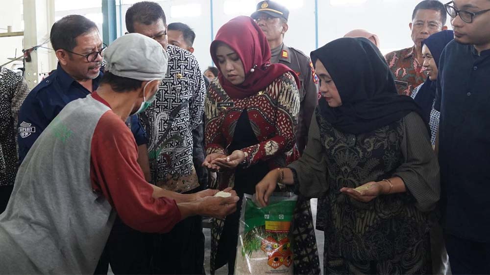 Dalam 10 Menit 2 Ton Beras Terjual Habis, pada Operasi Pasar Bulog Surabaya Selatan dan Pemkab Mojokerto  