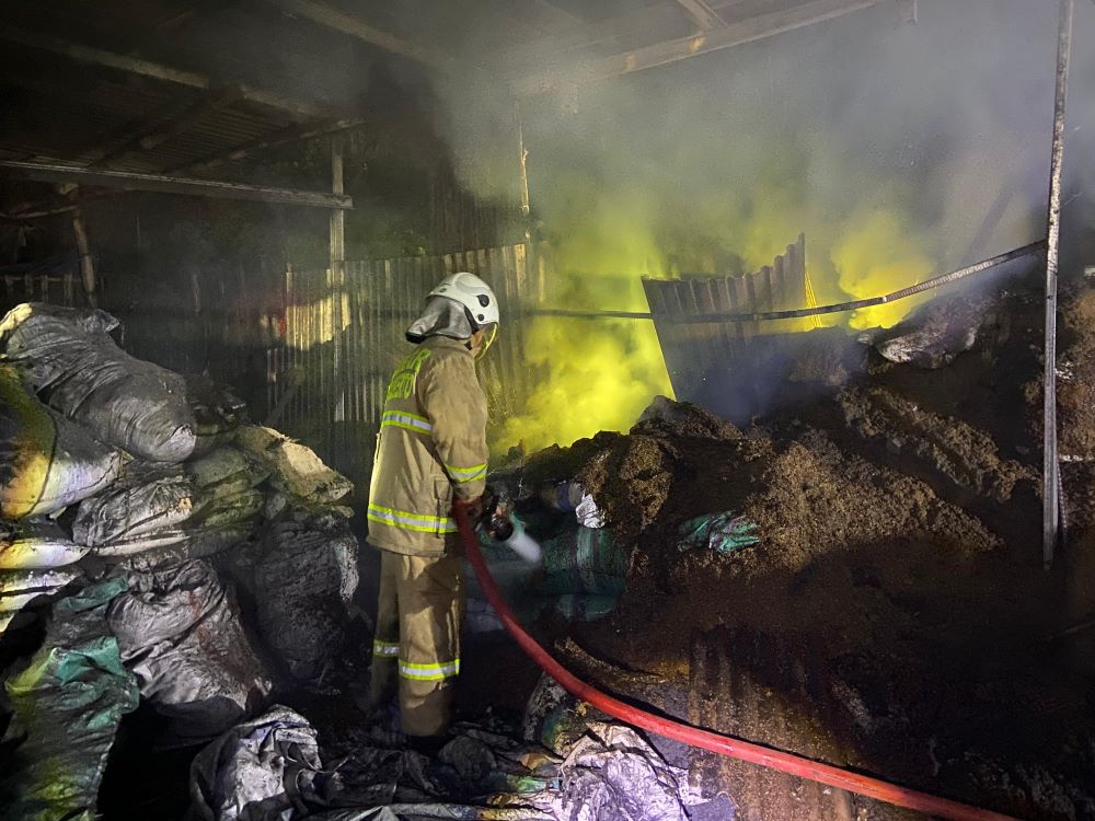 Tempat Pembuatan Arang di Mojoanyar Mojokerto Terbakar, Diduga Akibat Korsleting Listrik