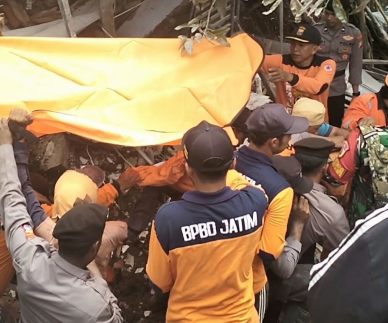 Tim BPBD Jatim Bantu Pencarian dan Evakuasi Korban Longsor Jombang