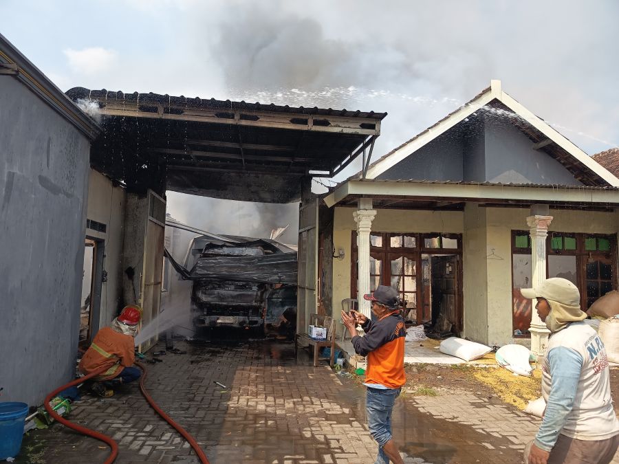 Kebakaran Hanguskan Dua Bangunan Rumah dan Satu Truk di Mojokerto
