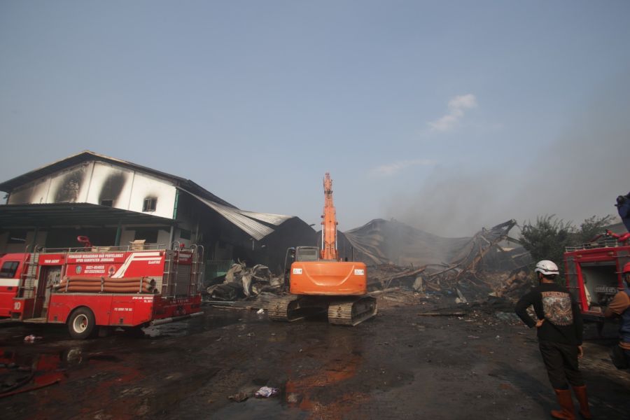 Pabrik Sepatu di Dlanggu Mojokerto Akhirnya Padam Setelah Dua Hari Terbakar